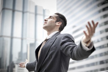 mutlu genç işadamı ve büyük şehir