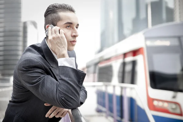 Telefonda konuşan genç bir iş adamının portresi. — Stok fotoğraf