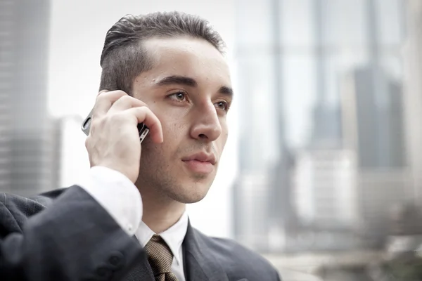 Portret van een jonge zakenman aan de telefoon — Stockfoto