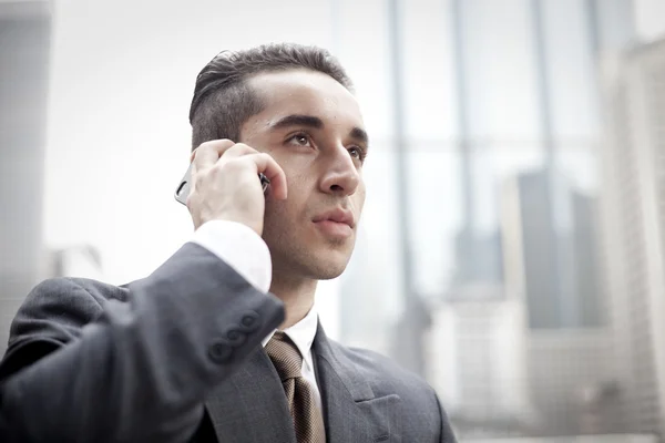 Portret van een jonge zakenman aan de telefoon — Stockfoto