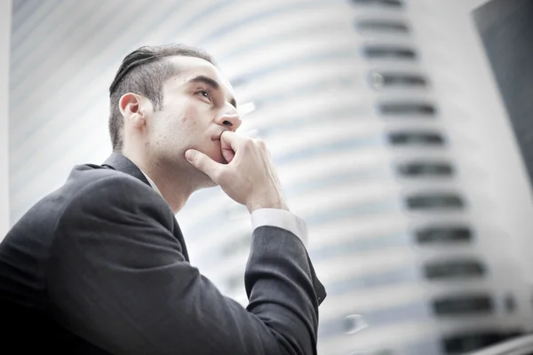 Retrato de un hombre de negocios pensando — Foto de Stock