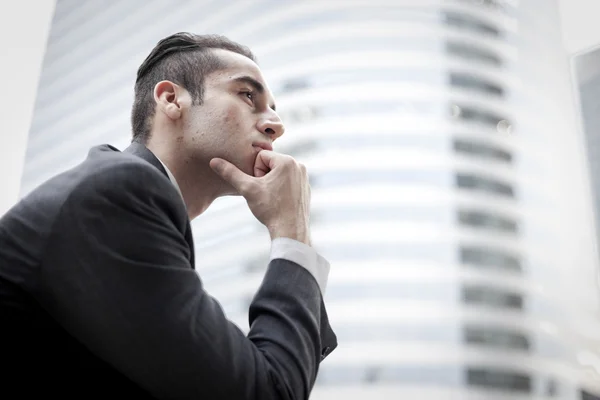 Retrato de un hombre de negocios pensando — Foto de Stock