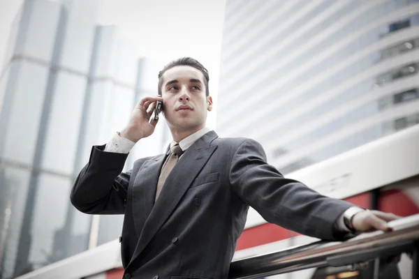 Retrato de un joven empresario hablando por teléfono — Foto de Stock