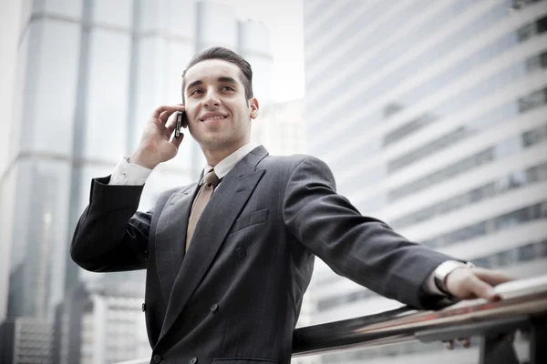 Retrato de un joven empresario hablando por teléfono — Foto de Stock