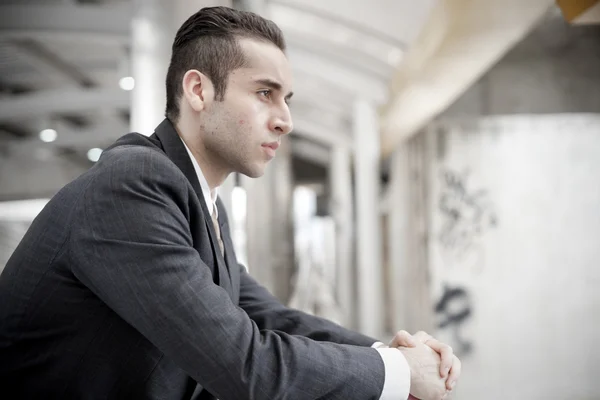 Joven hombre de negocios guapo —  Fotos de Stock