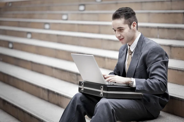 Jóképű üzletember használ laptop — Stock Fotó