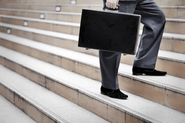 Empresario de pie con un maletín, al aire libre . — Foto de Stock