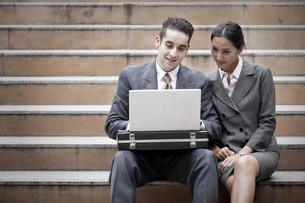 Uomini d'affari che lavorano all'aperto — Foto Stock