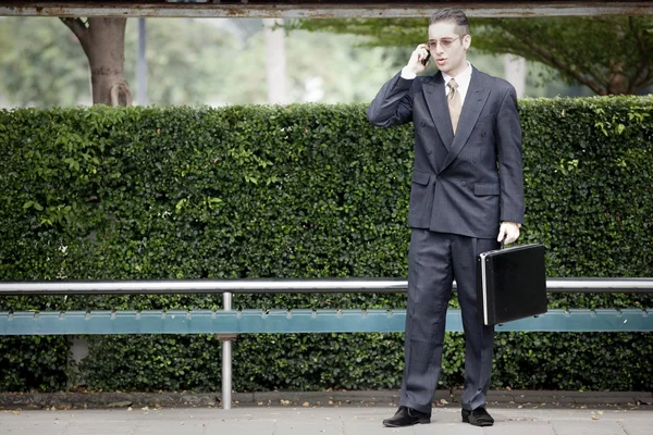 Empresario esperando el autobús — Foto de Stock