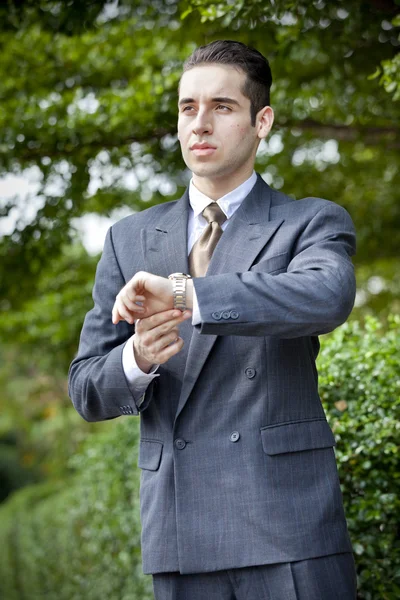 Hombre de negocios mirando su reloj — Foto de Stock