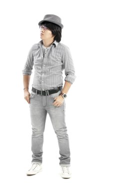 Asyalı adam gri şapka ve rahat bir kıyafet giymiş