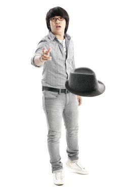 Asyalı adam şapka atma gündelik kıyafeti giymiş