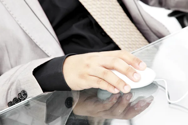 Close-up van zakenman, mannelijke handen, met computermuis — Stockfoto