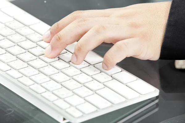 Close-up van zakenman, mannelijke handen, met behulp van toetsenbord — Stockfoto