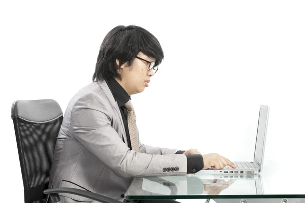 Jonge zakenman met behulp van nieuwe laptop en denken — Stockfoto