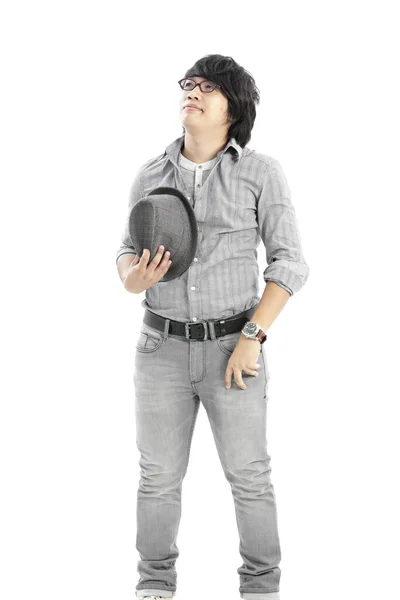 Asiatischer Mann mit lässigem Outfit und grauem Hut — Stockfoto