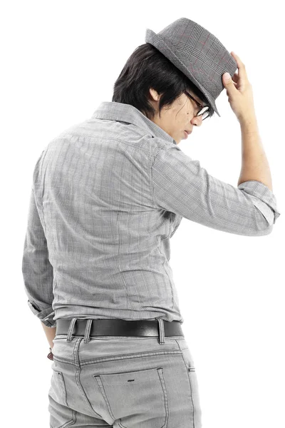 Азиатский человек в повседневной одежде и серой шляпе — стоковое фото