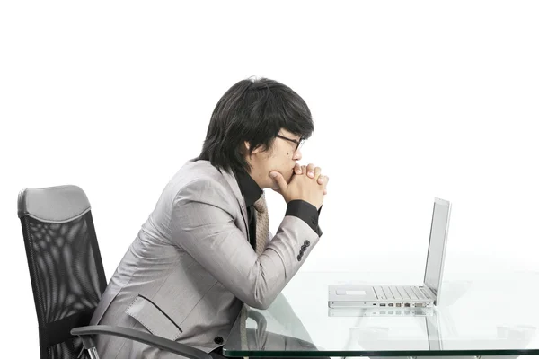 Giovane uomo d'affari utilizzando il nuovo computer portatile e pensando — Foto Stock