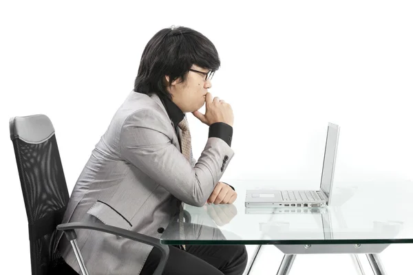 Jovem homem de negócios usando novo laptop e pensamento — Fotografia de Stock