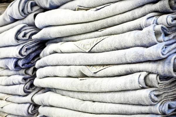 Viele verschiedene Blue Jeans — Stockfoto