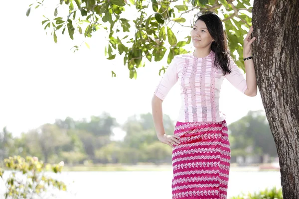Junge burmesische Frau — Stockfoto