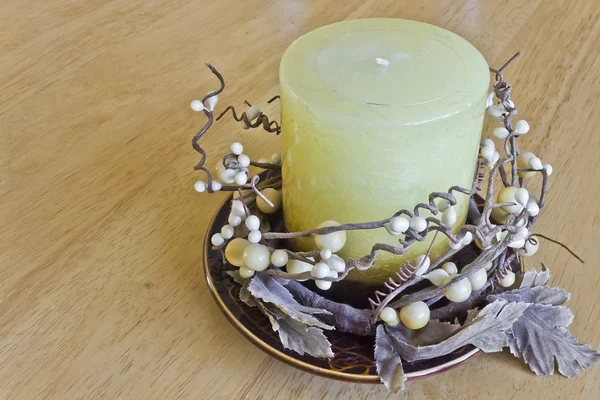 Рождественская свеча на столе — стоковое фото