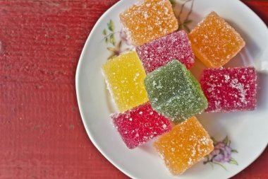 masaya bir tabak içinde marmelat