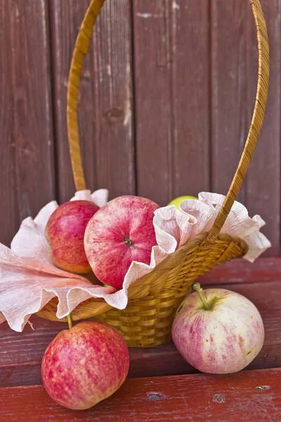 Apples in a wicker basket — Stock Photo, Image