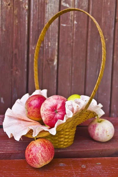 Apples in a wicker basket — Stock Photo, Image