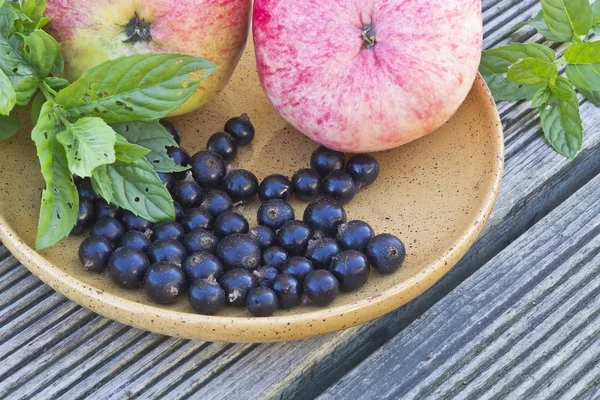 Apple mint and berries in a bowl on the table — Stock Photo, Image