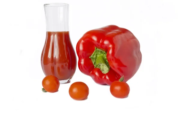 Паприка і томатний сік ізольовані на білому тлі — стокове фото