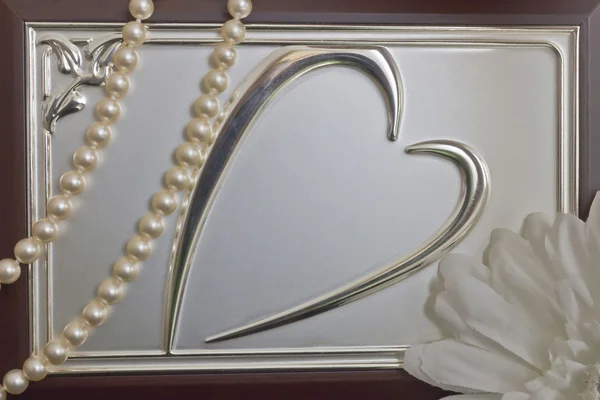 Image of the heart on the top of the box and pearls — Stock Photo, Image
