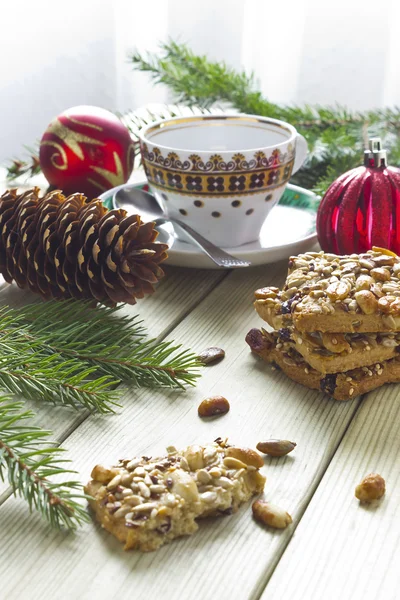 Galletas de Navidad con nueces en una mesa — Foto de Stock