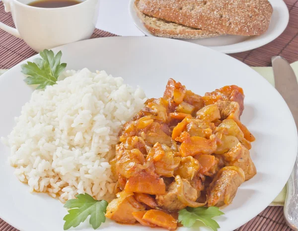 Um prato de carne e arroz — Fotografia de Stock