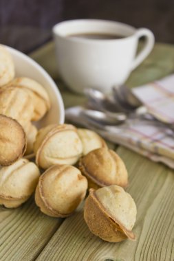 Masada kahve ve kurabiye var.