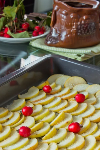 Maçãs fatiadas em uma bandeja de cozedura — Fotografia de Stock