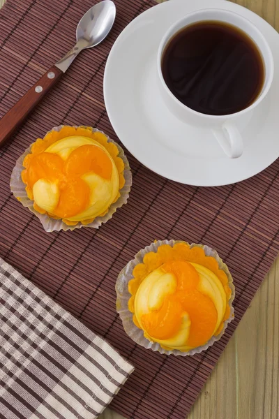 Iki lezzetli turuncu kek — Stok fotoğraf