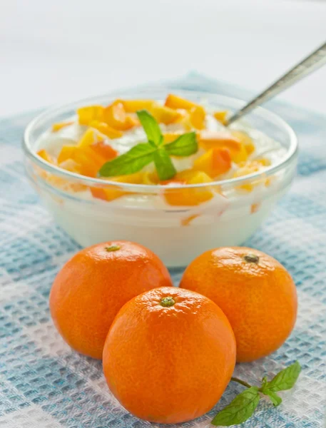 Śmietany Twaróg z pokrojoną persimmons — Zdjęcie stockowe