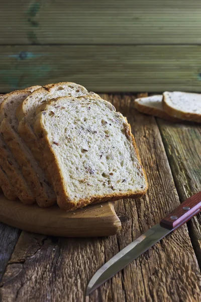 Brot auf dem Tisch — Stockfoto