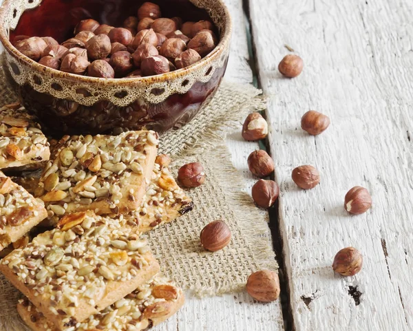 Heerlijke koekjes en hazelnoten — Stockfoto