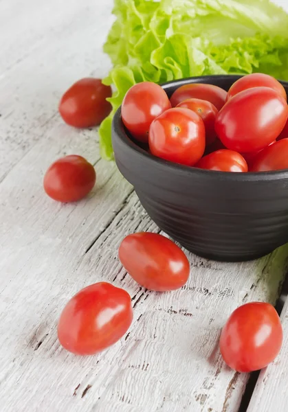 Cherry tomatoes and lettuce — Stock Photo, Image