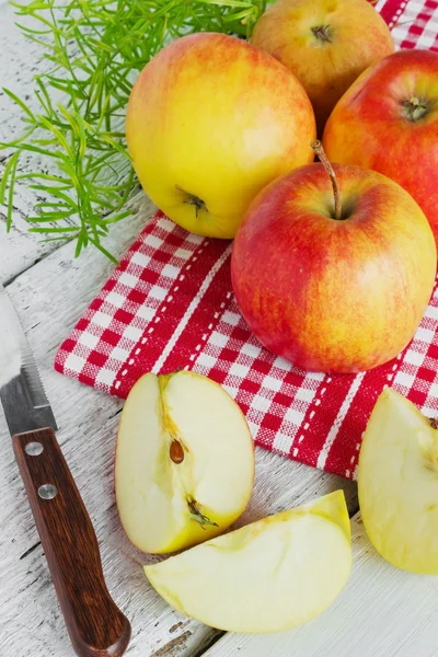 Large ripe apples and a knife — Stock Photo, Image