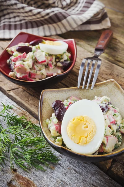 Salade de haricots, chair de crabe, oeufs et aneth — Photo