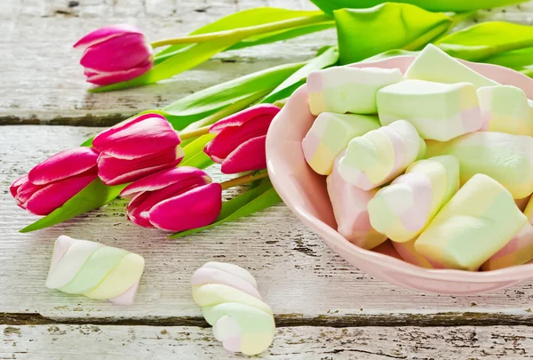 Красивые тюльпаны и многоцветные зефиры — стоковое фото