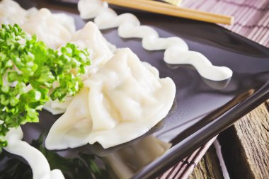 köfte, sos ve maydanoz