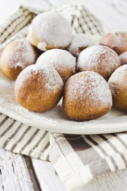 pudra şekeri ile kızarmış börekler