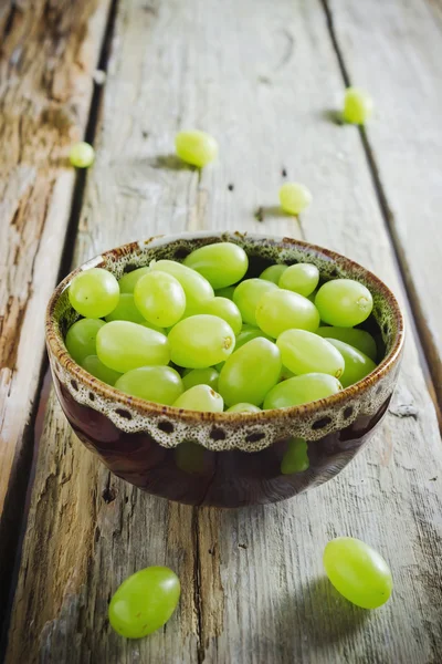 Grape berries in a ceramic bowl — Stock Photo, Image