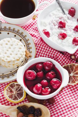 konserve kiraz ve süzme peynir