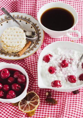 konserve kiraz ve süzme peynir