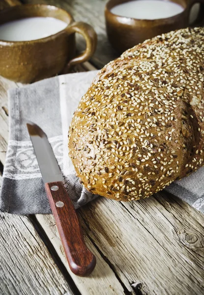 Frisches Brot und Milch — Stockfoto